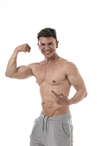 40s attraktiva spansktalande sport man och bodybuilder poserar corporate pekar biceps — Stockfoto