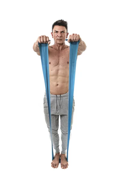 Volwassen atletische sport man met bodybuilder sterk en fit lichaam opleiding doen oefeningen met elastische rubber band — Stockfoto
