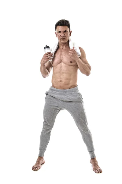 40 多岁有吸引力运动男子健美与半裸展示健美肌肉发达的身体生气地冷静态度 — 图库照片