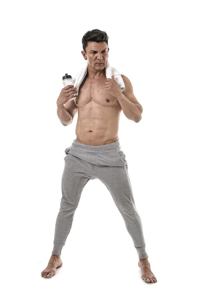 40 代の魅力的なスポーツ裸の胴体を示すフィット筋肉体怒っているクールな態度で男性ボディービルダー — ストック写真