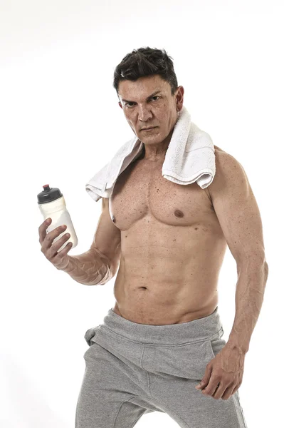 40 多岁有吸引力运动男子健美与半裸展示健美肌肉发达的身体生气地冷静态度 — 图库照片