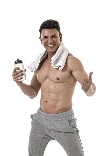 40 hispânico esporte homem e fisiculturista posando feliz com forte tronco nu mostrando ajuste muscular corpo — Fotografia de Stock