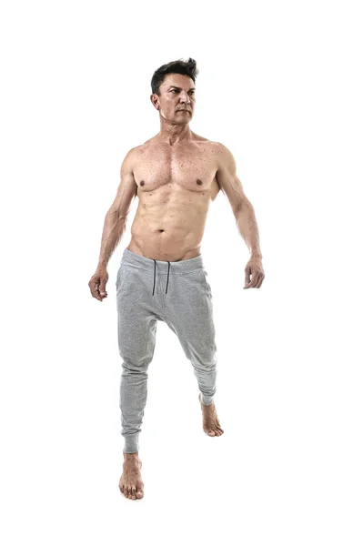 40 hispânico esporte homem e fisiculturista posando com torso nu mostrando corpo muscular apto — Fotografia de Stock