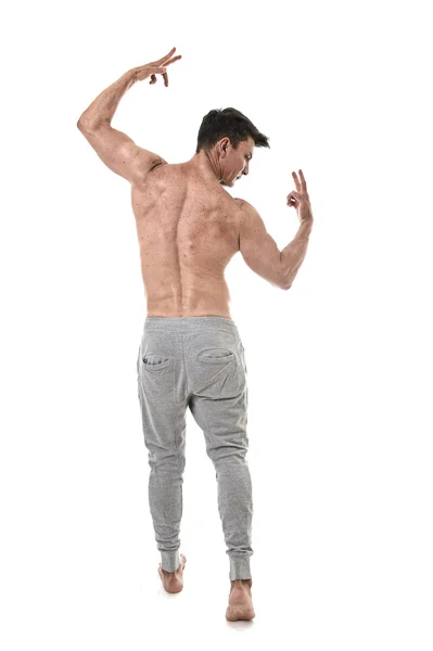 Іспаномовний спортсмен і культурист в ставленні корпоративної позі з голим торсом, показуючи пристосованість назад тіла — стокове фото