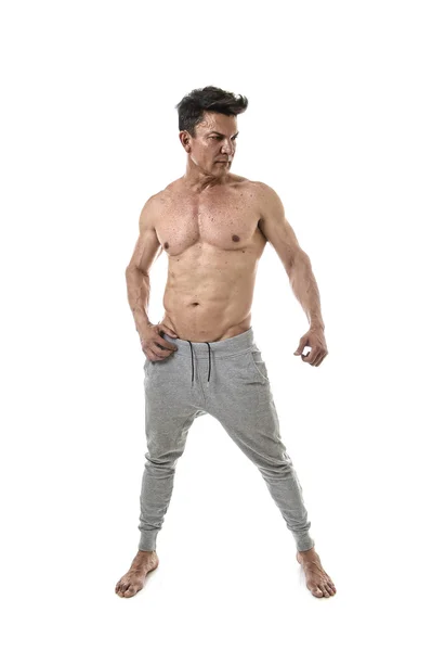 40 hispânico esporte homem e fisiculturista posando com torso nu mostrando corpo muscular apto — Fotografia de Stock