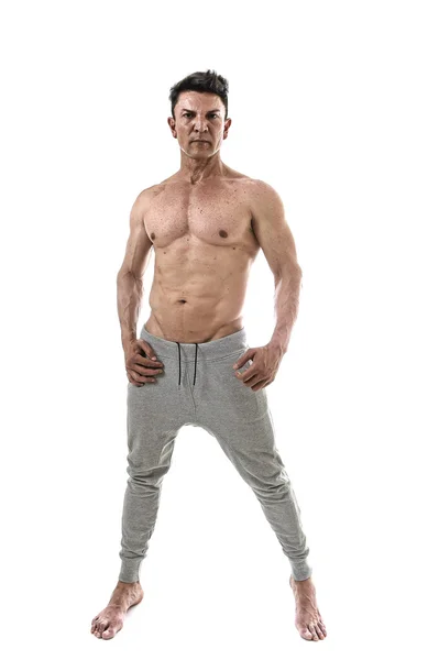 40 대 히스패닉 스포츠 남자와 벌 거 벗은 흉상 보여주는 포즈 보디 근육 질 몸에 맞는 — 스톡 사진