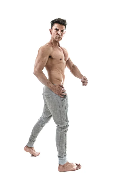 Vierziger hispanischer Sportler und Bodybuilder posiert mit nacktem Oberkörper und zeigt fitten muskulösen Körper — Stockfoto