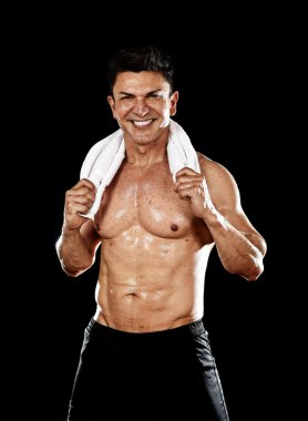 uygun güçlü vücut geliştirmeci beden havlu boyun ile gülümseyen kurumsal spor salonu poz ile mutlu adam