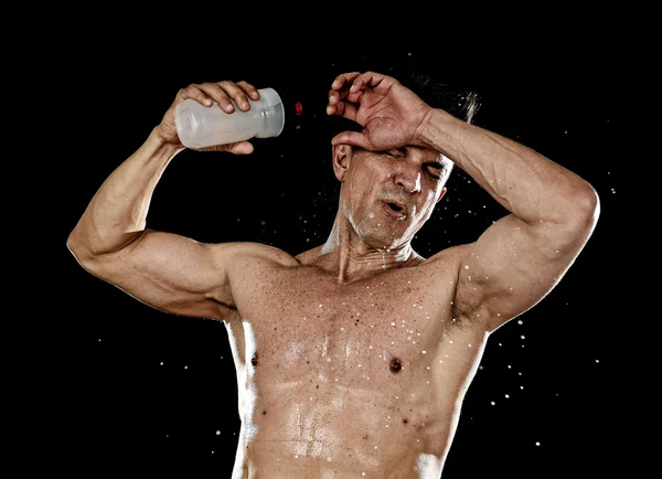 Sterke sport man stromende water op zijn gezicht zweten na opleiding hard op bodybuilding training van de gymnastiek — Stockfoto