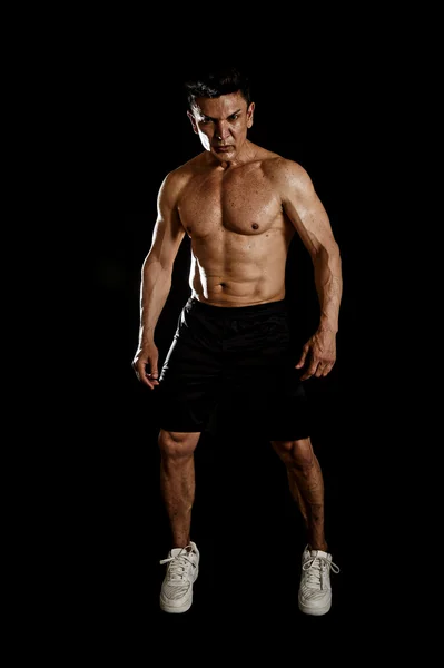 40 hispânico esporte homem e fisiculturista no ginásio postura corporativa com corpo muscular torso nu — Fotografia de Stock