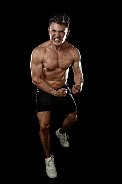 Homem do esporte com grande corpo forte pressionando e mostrando seus músculos em furioso furioso e concentrado — Fotografia de Stock