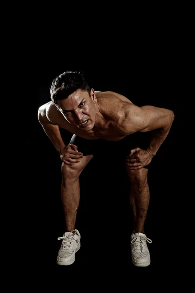 Homme en forme forte avec le corps déchiré faire des exercices de squat montrant les épaules et les biceps définis — Photo