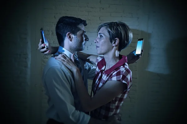 Amanti coppia di internet e cellulare dipendente ignorando l'un l'altro — Foto Stock