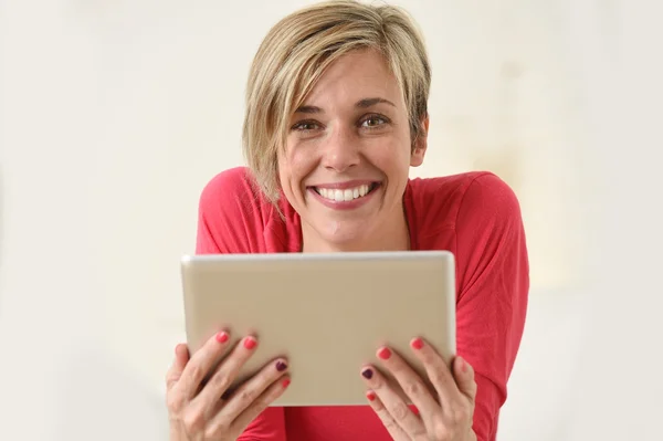 Young beautiful happy 30s woman smiling using digital tablet pad at home living room couch — Stock Photo, Image