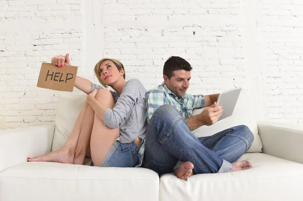 Casal com marido feliz usando o aplicativo de internet no tablet digital pad ignorando esposa entediada e triste — Fotografia de Stock