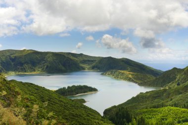 turkuaz renkli suda Portekiz'in Azores Sao Miguel adasında inanılmaz manzara krater volkan gölü görünümü