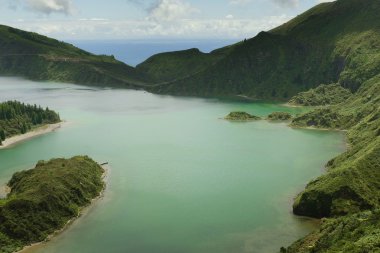 turkuaz renkli suda Portekiz'in Azores Sao Miguel adasında inanılmaz manzara krater volkan gölü görünümü
