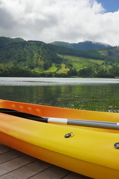 Kayak y canoa en Blue Lake o Lagoa Azul en Sete Cidades Sao Miguel Azores isla Portugal — Foto de Stock