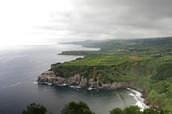 Erstaunliche Landschaft Blick auf sao miguel Inselküste in Azoren portugal touristischen Aussichtspunkt in bewölkten Himmel — Stockfoto