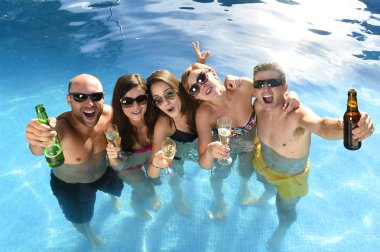 mutlu çekici erkek ve kadın banyoda otel resort Yüzme bira içme havuzda bikini