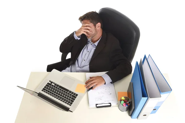 Homem de negócios cansado e frustrado olhando preocupado expressão rosto sofrendo estresse no computador portátil escritório — Fotografia de Stock