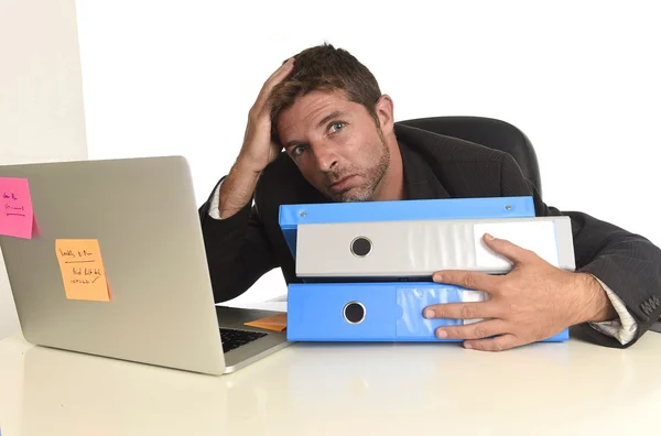 Utmattad affärsman lider av stress på kontoret dator skrivbord — Stockfoto