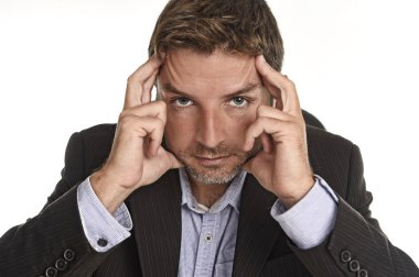 takım elbiseli çekici işadamı yorgun ve yorgun acı stres ve baş ağrısı görünümlü