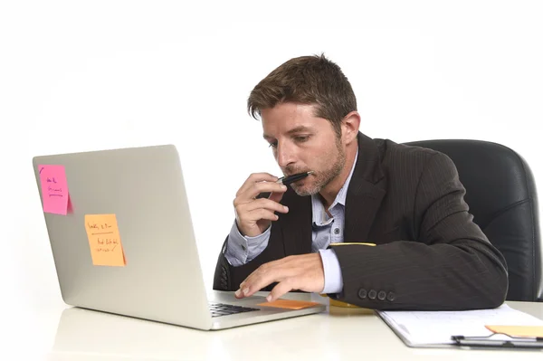 Attraktiver Geschäftsmann arbeitet konzentriert und selbstbewusst im Büro — Stockfoto