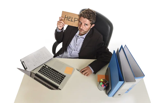 Jonge wanhopige zakenman lijden stress werken op kantoor computer holding teken vragen om hulp — Stockfoto