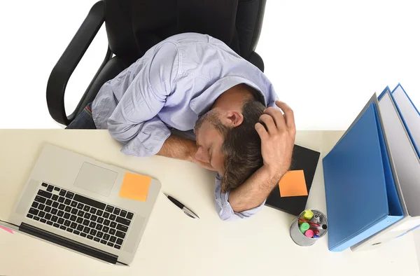 Junger müder und verschwendeter Geschäftsmann, der im Stress am Büro-Laptop arbeitet und erschöpft aussieht — Stockfoto