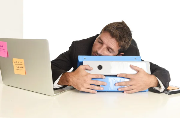 Молодой уставший и потерянный бизнесмен, работающий в стрессе на офисном ноутбуке, спит уставшим — стоковое фото