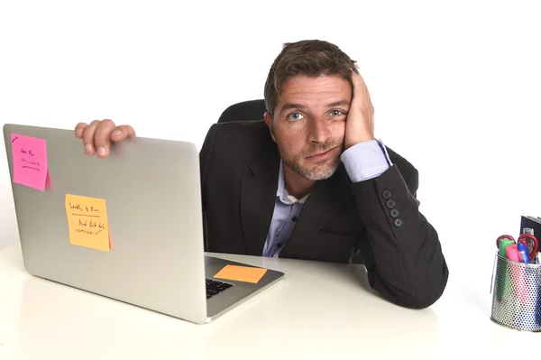 Уставший бизнесмен, работающий в стрессе на офисном ноутбуке, измотан — стоковое фото