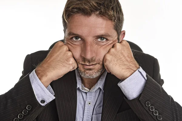 Atractivo hombre de negocios en traje que parece cansado y agotado sufriendo estrés y dolor de cabeza — Foto de Stock