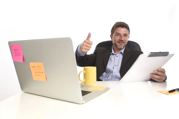 Молодой привлекательный бизнесмен счастлив уверенно в офисе работает на ноутбуке — стоковое фото