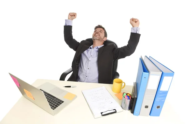 Joven atractivo hombre de negocios feliz haciendo puño signo de la victoria sentado en escritorio de la computadora de la oficina celebrando — Foto de Stock