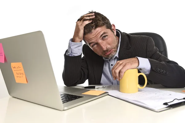 Ofis bilgisayar masasında stres acı yorgun işadamı yorgun bunalmış — Stok fotoğraf