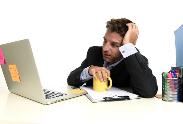 Hombre de negocios agotado sufriendo estrés en la oficina escritorio de la computadora abrumado cansado — Foto de Stock