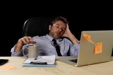 gömlek ve kravat çekici yorgun işadamı ofiste yorgun ağır iş yükü ezilmiş