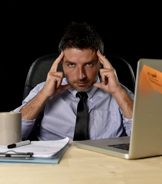 Attrayant homme d'affaires fatigué en chemise et cravate fatigué lourde charge de travail épuisé au bureau — Photo
