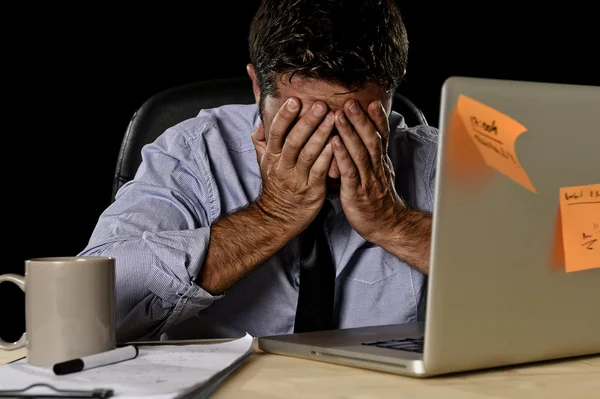Attraktiv trött affärsman i skjorta och slips trött överväldigad tung arbetsbelastning utmattad på kontoret — Stockfoto