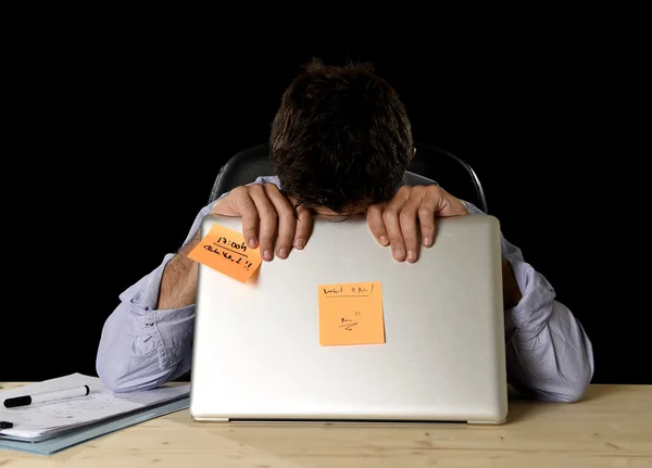 Atractivo cansado hombre de negocios cansado abrumado pesada carga de trabajo agotado en la oficina —  Fotos de Stock