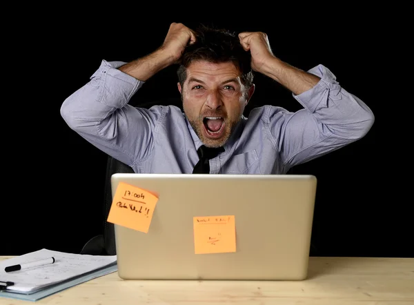 Молодой сумасшедший стресс бизнесмен кричит отчаянно работать в стрессе с ноутбуком — стоковое фото