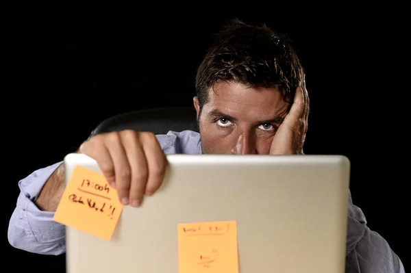 Aantrekkelijk moe zakenman moe overweldigd zware werklast uitgeput op kantoor — Stockfoto
