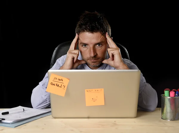 Atractivo cansado hombre de negocios cansado abrumado pesada carga de trabajo agotado en la oficina — Foto de Stock