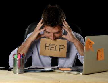 stres yorgun umutsuz işadamı ofis bilgisayar masasında çalışan işareti tutan yardım isteyen 
