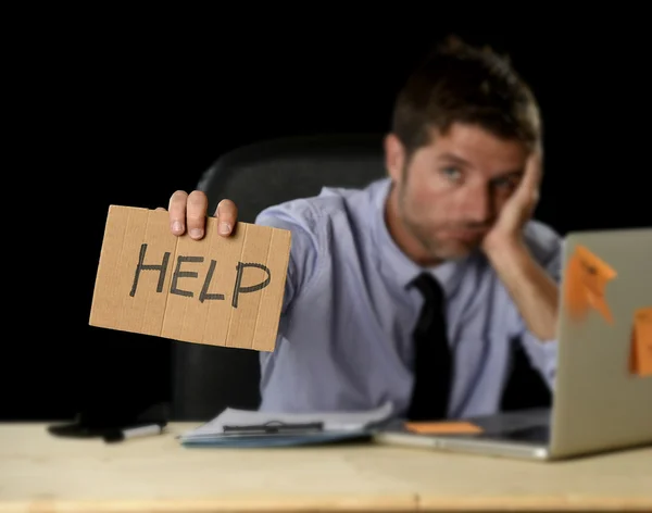 Cansado empresario desesperado en el estrés que trabaja en la oficina escritorio de la computadora sosteniendo el cartel pidiendo ayuda —  Fotos de Stock