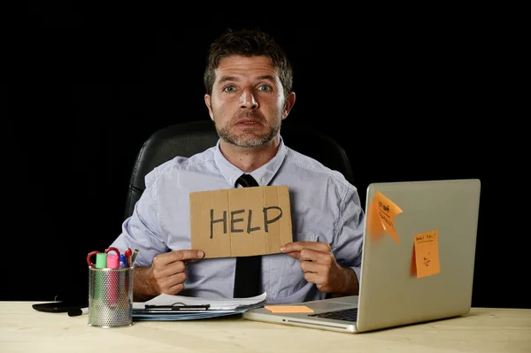 Cansado desesperado empresário em estresse trabalhando no escritório computador mesa segurando sinal pedindo ajuda — Fotografia de Stock