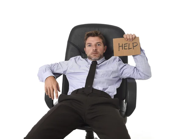 Молодой привлекательный уставший и расточительный бизнесмен, сидящий на офисном стуле и просящий помощи в стрессе — стоковое фото