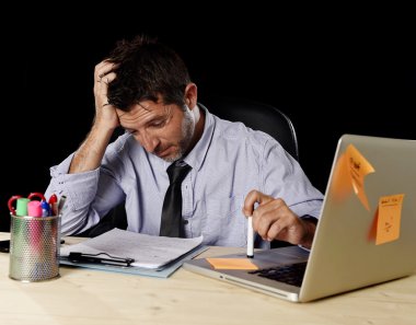 yorgun işadamı iş stresi acı dizüstü bilgisayar ile gece geç saatlerde ofiste endişeli endişeli boşa