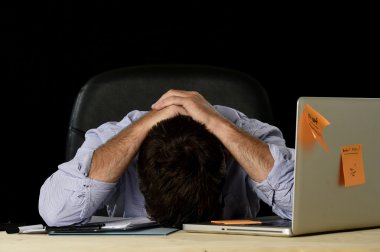 yorgun işadamı iş stresi acı dizüstü bilgisayar ile gece geç saatlerde ofiste endişeli endişeli boşa